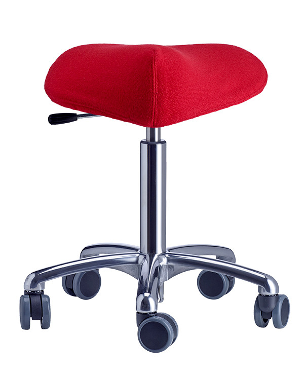 De dynamo stoel is speciaal ontworpen om het bekken en de wervelkolom recht te houden.